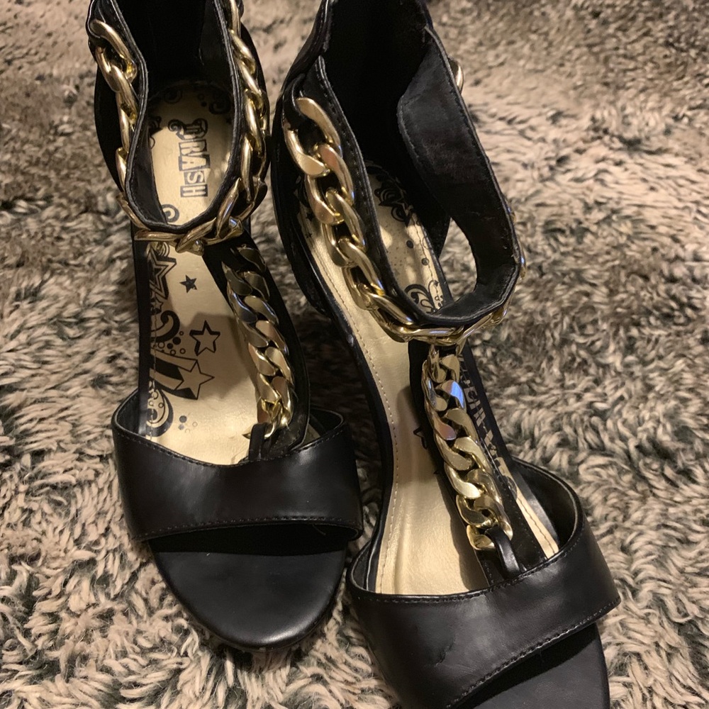 Brash  SZ. 6/1/2. shoes  black and gold